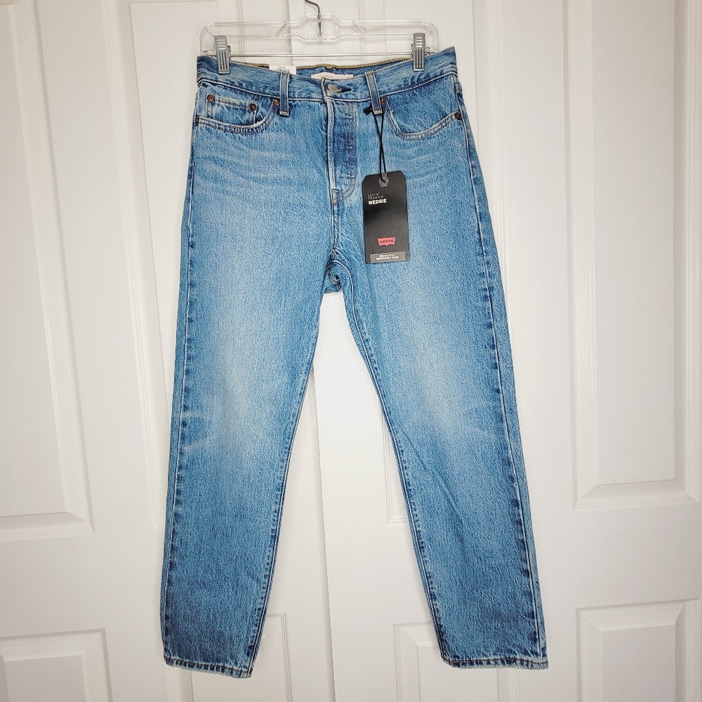 NWT Levi’s Premium Wedgie Straight Button Fly Taper Leg Jean 29